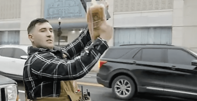 متزعّم المتظاهرين المناوئين للإسلام في ديربورن يطلب تعويضات تصل إلى ٢٠٠ مليون دولار!